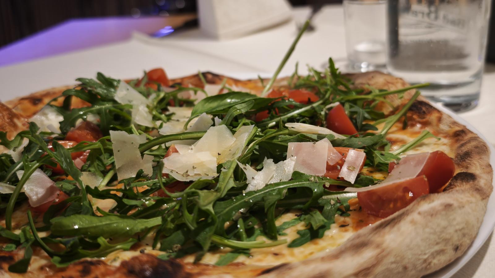 Frisch belegte Pizza mit Rucola